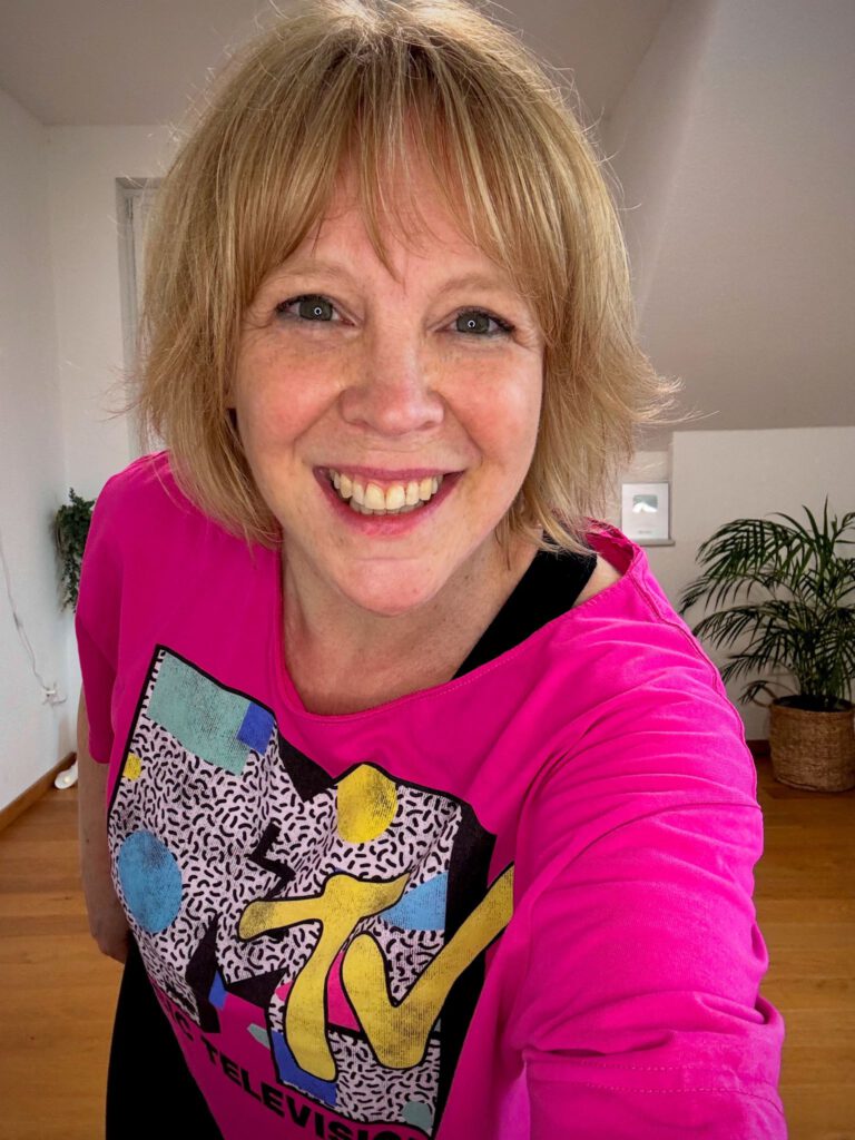 Tanja Riedeberger, Tanzfitness, WE LOVE DANCE, Zumba, Zumba Fitness, Zumba Gold, Dance Fitness, Dance in the Body you have, welovedance, T-Shirts, Pilates, Gesundheit ab 40, Longevity, Zumba Gold Chair, Hockertanz, Stuhltanz, Tanzen für Senioren, Fit im Alter, Tanz dich fit auf dem Stuhl,